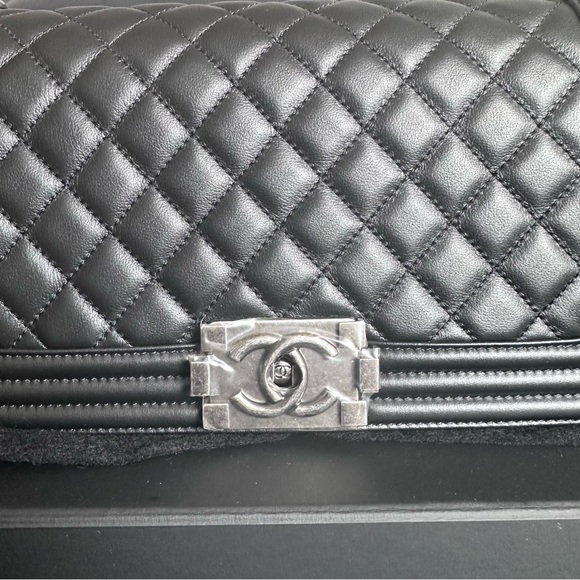 Chanel Boy Medium - Picture 15 of 15